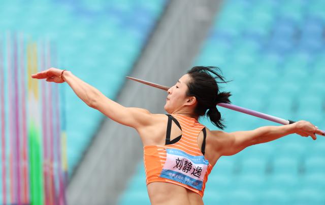 (251119) -- GUANGZHOU, Nov. 19, 2025 (Xinhua) -- Liu Jingyi of Zhejiang competes during the women's heptathlon javelin throw of athletics at China's 15th National Games in Guangzhou, south China's Guangdong Province, Nov. 19, 2025. (Xinhua/Jiang Han)