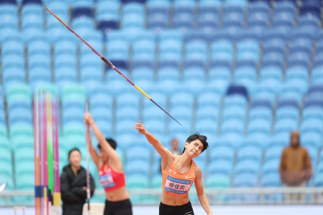 (251119) -- GUANGZHOU, Nov. 19, 2025 (Xinhua) -- Xu Jiahuan of Zhejiang competes during the women's heptathlon javelin throw of athletics at China's 15th National Games in Guangzhou, south China's Guangdong Province, Nov. 19, 2025. (Xinhua/Huang Wei)