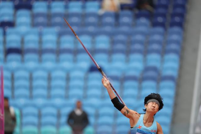 (251119) -- GUANGZHOU, Nov. 19, 2025 (Xinhua) -- Wu Zheng of Jiangxi competes during the women's heptathlon javelin throw of athletics at China's 15th National Games in Guangzhou, south China's Guangdong Province, Nov. 19, 2025. (Xinhua/Huang Wei)