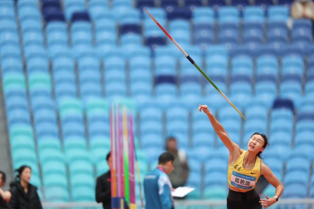 (251119) -- GUANGZHOU, Nov. 19, 2025 (Xinhua) -- Chen Yanqi of Fujian competes during the women's heptathlon javelin throw of athletics at China's 15th National Games in Guangzhou, south China's Guangdong Province, Nov. 19, 2025. (Xinhua/Huang Wei)