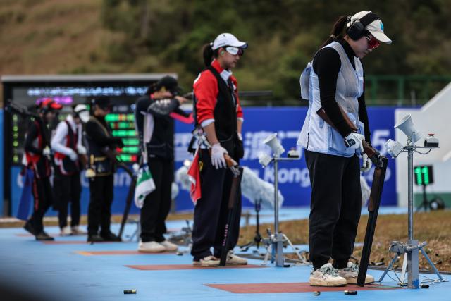 (251119) -- GUANGZHOU, Nov. 19, 2025 (Xinhua) -- Fan Xinyue (R) of Chongqing competes during the trap women's final of shooting at China's 15th National Games in Guangzhou, south China's Guangdong Province, Nov. 19, 2025. (Xinhua/Pan Yulong)