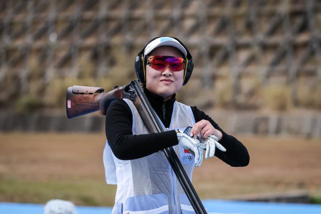 (251119) -- GUANGZHOU, Nov. 19, 2025 (Xinhua) -- Fan Xinyue of Chongqing reacts during the trap women's final of shooting at China's 15th National Games in Guangzhou, south China's Guangdong Province, Nov. 19, 2025. (Xinhua/Pan Yulong)