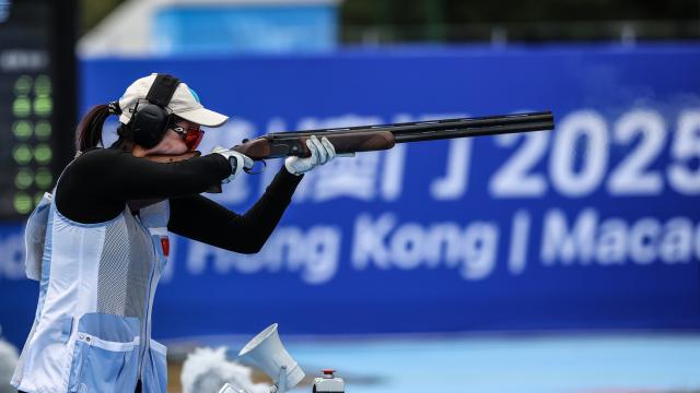 (251119) -- GUANGZHOU, Nov. 19, 2025 (Xinhua) -- Fan Xinyue of Chongqing competes during the trap women's final of shooting at China's 15th National Games in Guangzhou, south China's Guangdong Province, Nov. 19, 2025. (Xinhua/Pan Yulong)