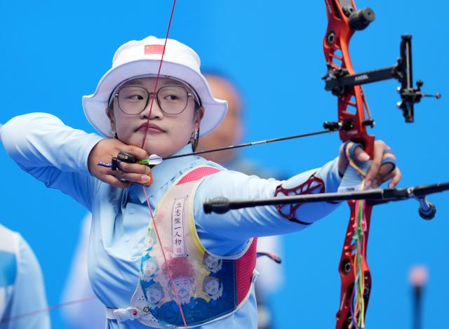 (251119) -- SHENZHEN, Nov. 19, 2025 (Xinhua) -- Liu Yanxiu of Shandong competes during the women's recurve team final of archery at China's 15th National Games in Shenzhen, south China's Guangdong Province, Nov. 19, 2025. (Xinhua/Hao Yuan)