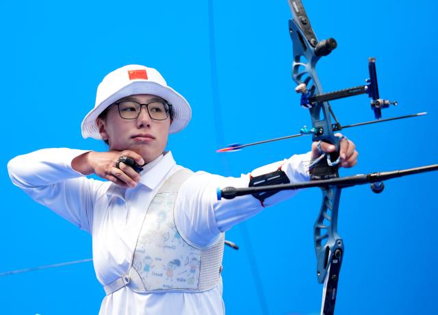 (251119) -- SHENZHEN, Nov. 19, 2025 (Xinhua) -- Shen Jiawen of Henan competes during the women's recurve team final of archery at China's 15th National Games in Shenzhen, south China's Guangdong Province, Nov. 19, 2025. (Xinhua/Hao Yuan)