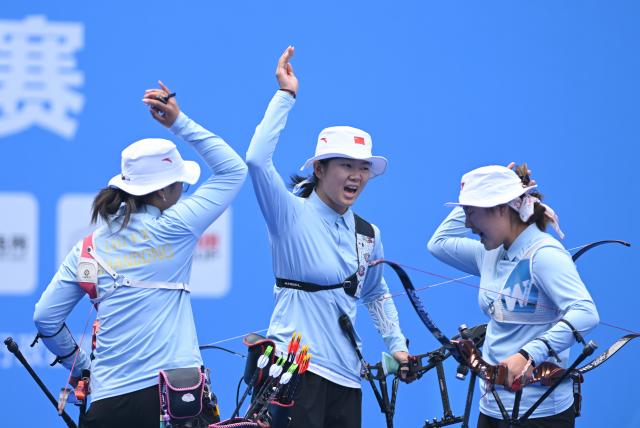 (251119) -- SHENZHEN, Nov. 19, 2025 (Xinhua) -- Members of team Shandong react during the women's recurve team final of archery at China's 15th National Games in Shenzhen, south China's Guangdong Province, Nov. 19, 2025. (Xinhua/Zhang Long)