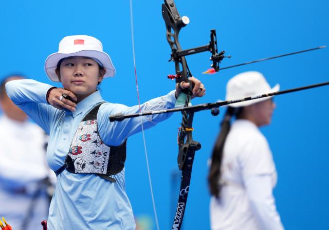 (251119) -- SHENZHEN, Nov. 19, 2025 (Xinhua) -- Yu Qi of Shandong competes during the women's recurve team final of archery at China's 15th National Games in Shenzhen, south China's Guangdong Province, Nov. 19, 2025. (Xinhua/Hao Yuan)