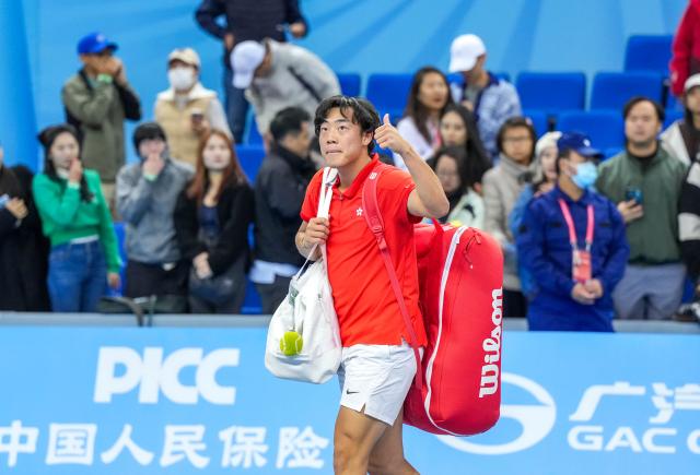 (251119) -- HENGQIN, Nov. 19, 2025 (Xinhua) -- Coleman Wong Chak Lam leaves after the men's singles semifinal match of tennis between Wu Yibing of Zhejiang and Coleman Wong Chak Lam of Hong Kong at China's 15th National Games in Hengqin, south China's Guangdong Province, Nov. 19, 2025. (Xinhua/Yan Linyun)