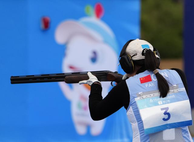 (251119) -- GUANGZHOU, Nov. 19, 2025 (Xinhua) -- Fan Xinyue of Chongqing competes during the trap women's final of shooting at China's 15th National Games in Guangzhou, south China's Guangdong Province, Nov. 19, 2025. (Xinhua/Xiao Ennan)