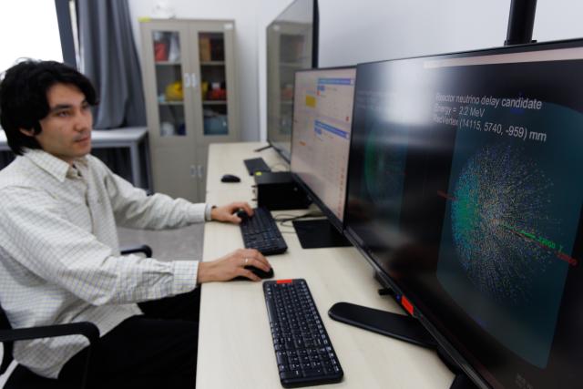 (251119) -- JIANGMEN, Nov. 19, 2025 (Xinhua) -- A researcher works at the control room of Jiangmen Underground Neutrino Observatory (JUNO) in Jiangmen, south China's Guangdong Province, Nov. 19, 2025. The world's largest transparent spherical neutrino detector in south China's Guangdong Province reported its first achievement on Wednesday, marking a major step of its decade-long construction.
  Using 59 days of effective data after the start of operation on Aug. 26 this year, JUNO has already measured two of the solar neutrino oscillation parameters with a factor of 1.5 to 1.8 better precision than previous experiments. (Xinhua/Jin Liwang)