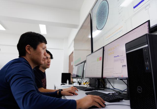 (251119) -- JIANGMEN, Nov. 19, 2025 (Xinhua) -- Researchers work at the control room of Jiangmen Underground Neutrino Observatory (JUNO) in Jiangmen, south China's Guangdong Province, Nov. 18, 2025. The world's largest transparent spherical neutrino detector in south China's Guangdong Province reported its first achievement on Wednesday, marking a major step of its decade-long construction.
  Using 59 days of effective data after the start of operation on Aug. 26 this year, JUNO has already measured two of the solar neutrino oscillation parameters with a factor of 1.5 to 1.8 better precision than previous experiments. (Xinhua/Jin Liwang)