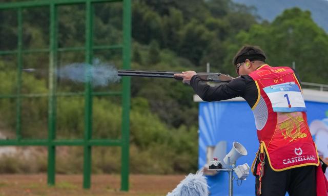 (251119) -- GUANGZHOU, Nov. 19, 2025 (Xinhua) -- Qi Ying of Shandong competes during the trap men's final of shooting at China's 15th National Games in Guangzhou, south China's Guangdong Province, Nov. 19, 2025. (Xinhua/Xiao Ennan)