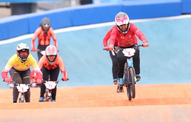 (251119) -- SHENZHEN, Nov. 19, 2025 (Xinhua) -- Liao Wanyi (front) of Guangdong competes during the women's final of cycling BMX racing at China's 15th National Games in Shenzhen, south China's Guangdong Province, Nov. 19, 2025. (Xinhua/Ding Ting)
