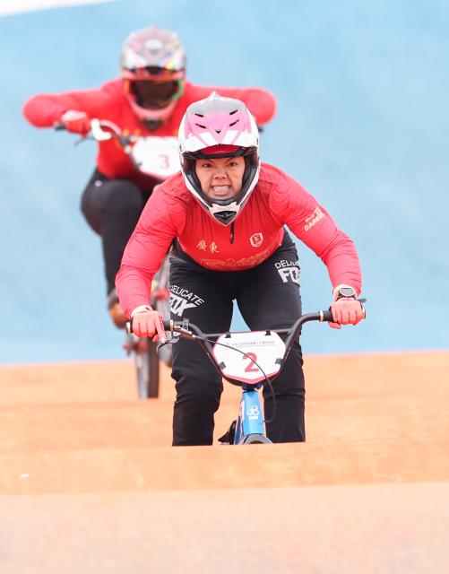 (251119) -- SHENZHEN, Nov. 19, 2025 (Xinhua) -- Liao Wanyi (front) of Guangdong competes during the women's final of cycling BMX racing at China's 15th National Games in Shenzhen, south China's Guangdong Province, Nov. 19, 2025. (Xinhua/Ding Ting)