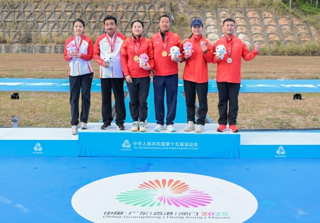 (251119) -- GUANGZHOU, Nov. 19, 2025 (Xinhua) -- Gold medalist Fan Xinyue (3rd L) of Chongqing, silver medalist Liu Shanshan (1st L) of Shandong and bronze medalist Han Ting (2nd R) of Jiangsu pose with their coaches during the awarding ceremony for the trap women's final of shooting at China's 15th National Games in Guangzhou, south China's Guangdong Province, Nov. 19, 2025. (Xinhua/Xiao Ennan)