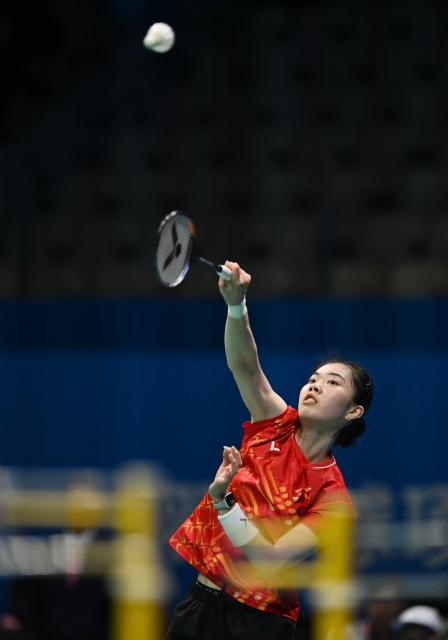 (251119) -- SHENZHEN, Nov. 19, 2025 (Xinhua) -- Gao Fangjie hits a return during the women's singles bronze medal match of badminton between Han Yue of Fujian and Gao Fangjie of Jiangsu at China's 15th National Games in Shenzhen, south China's Guangdong Province, Nov. 19, 2025. (Xinhua/Li Ziheng)