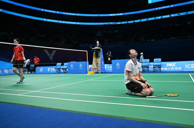 (251119) -- SHENZHEN, Nov. 19, 2025 (Xinhua) -- Han Yue (R) reacts after winning the women's singles bronze medal match of badminton between Han Yue of Fujian and Gao Fangjie of Jiangsu at China's 15th National Games in Shenzhen, south China's Guangdong Province, Nov. 19, 2025. (Xinhua/Li Ziheng)