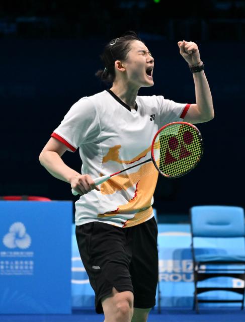 (251119) -- SHENZHEN, Nov. 19, 2025 (Xinhua) -- Han Yue celebrates after winning the women's singles bronze medal match of badminton between Han Yue of Fujian and Gao Fangjie of Jiangsu at China's 15th National Games in Shenzhen, south China's Guangdong Province, Nov. 19, 2025. (Xinhua/Li Ziheng)