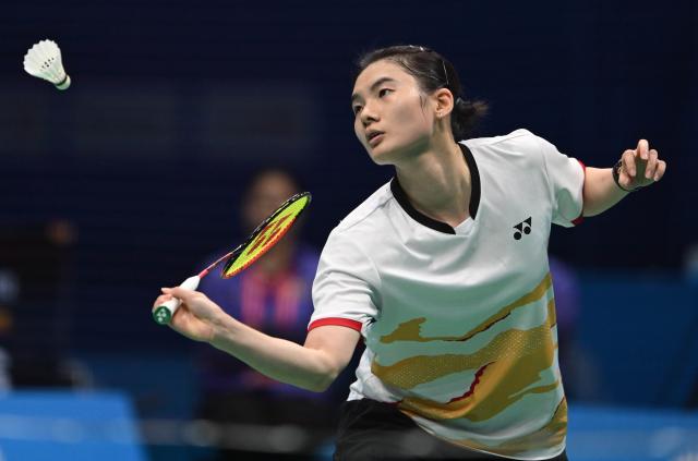 (251119) -- SHENZHEN, Nov. 19, 2025 (Xinhua) -- Han Yue hits a return during the women's singles bronze medal match of badminton between Han Yue of Fujian and Gao Fangjie of Jiangsu at China's 15th National Games in Shenzhen, south China's Guangdong Province, Nov. 19, 2025. (Xinhua/Li Ziheng)