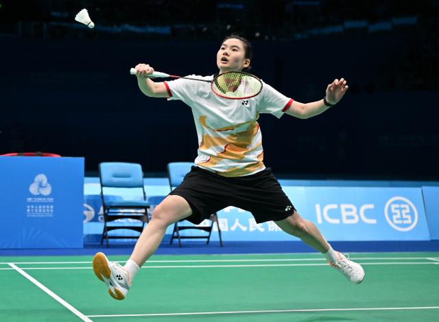 (251119) -- SHENZHEN, Nov. 19, 2025 (Xinhua) -- Han Yue hits a return during the women's singles bronze medal match of badminton between Han Yue of Fujian and Gao Fangjie of Jiangsu at China's 15th National Games in Shenzhen, south China's Guangdong Province, Nov. 19, 2025. (Xinhua/Li Ziheng)