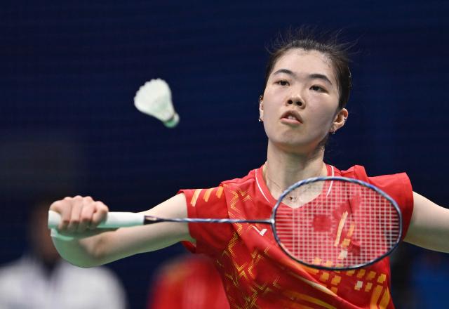 (251119) -- SHENZHEN, Nov. 19, 2025 (Xinhua) -- Gao Fangjie hits a return during the women's singles bronze medal match of badminton between Han Yue of Fujian and Gao Fangjie of Jiangsu at China's 15th National Games in Shenzhen, south China's Guangdong Province, Nov. 19, 2025. (Xinhua/Li Ziheng)