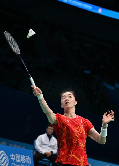 (251119) -- SHENZHEN, Nov. 19, 2025 (Xinhua) -- Gao Fangjie hits a return during the women's singles bronze medal match of badminton between Han Yue of Fujian and Gao Fangjie of Jiangsu at China's 15th National Games in Shenzhen, south China's Guangdong Province, Nov. 19, 2025. (Xinhua/Li Ziheng)