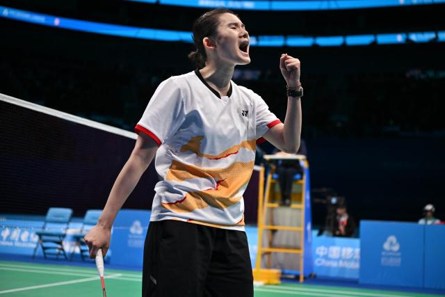 (251119) -- SHENZHEN, Nov. 19, 2025 (Xinhua) -- Han Yue celebrates scoring during the women's singles bronze medal match of badminton between Han Yue of Fujian and Gao Fangjie of Jiangsu at China's 15th National Games in Shenzhen, south China's Guangdong Province, Nov. 19, 2025. (Xinhua/Li Ziheng)