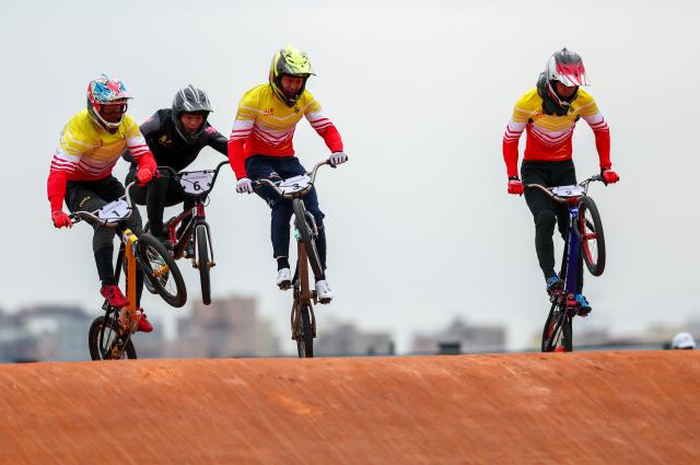 (251119) -- SHENZHEN, Nov. 19, 2025 (Xinhua) -- Racers compete during the men's final of cycling BMX racing at China's 15th National Games in Shenzhen, south China's Guangdong Province, Nov. 19, 2025. (Xinhua/Mao Siqian)