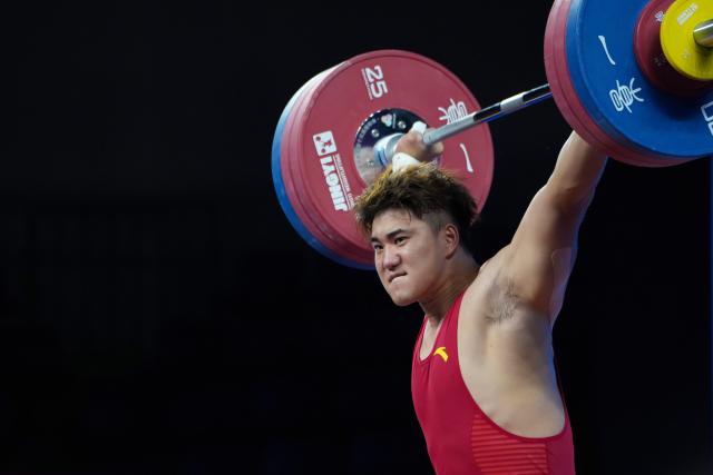(251119) -- DONGGUAN, Nov. 19, 2025 (Xinhua) -- Gold medalist Qian Feixiang of Jiangsu competes in snatch during the weightlifting men's 96kg final at China's 15th National Games in Dongguan, south China's Guangdong Province, Nov. 19, 2025. (Xinhua/Yang Chenguang)