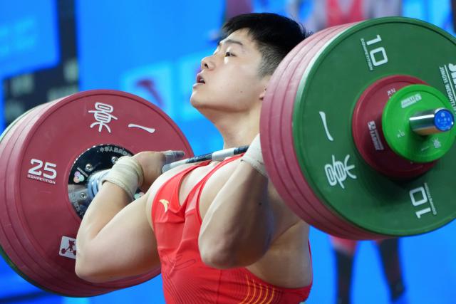 (251119) -- DONGGUAN, Nov. 19, 2025 (Xinhua) -- Zhao Yongchao of Fujian competes in clean and jerk during the weightlifting men's 96kg final at China's 15th National Games in Dongguan, south China's Guangdong Province, Nov. 19, 2025. (Xinhua/Yang Chenguang)