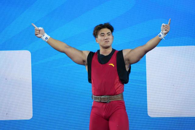 (251119) -- DONGGUAN, Nov. 19, 2025 (Xinhua) -- Qian Feixiang of Jiangsu reacts in clean and jerk during the weightlifting men's 96kg final at China's 15th National Games in Dongguan, south China's Guangdong Province, Nov. 19, 2025. (Xinhua/Yang Chenguang)