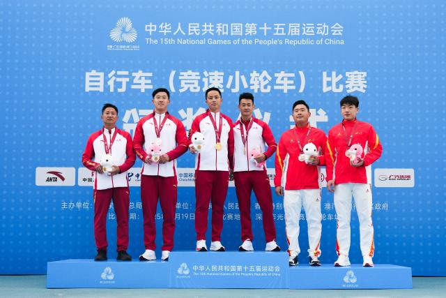 (251119) -- SHENZHEN, Nov. 19, 2025 (Xinhua) -- Gold medalist Lin Haochao of Shandong, silver medalist Chen Yucheng of Shandong, and bronze medalist Chu Chenfuxuan of Sichuan pose with their coaches during the awarding ceremony for men's cycling BMX racing at China's 15th National Games in Shenzhen, south China's Guangdong Province, Nov. 19, 2025. (Xinhua/Chen Sihan)