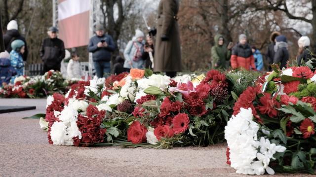 (251119) -- RIGA, Nov. 19, 2025 (Xinhua) -- Flowers are laid at the Freedom Monument to mark Latvia's Independence Day in Riga, Latvia, Nov. 18, 2025. People in Latvia marked the Independence Day on Tuesday with various celebration events. (Photo by Dienas/Xinhua)