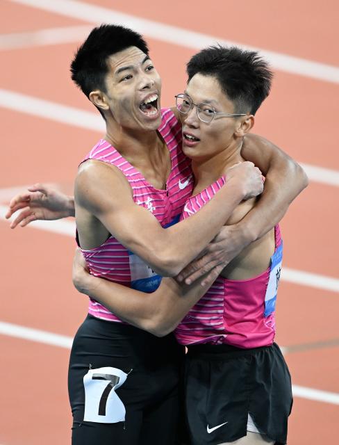 (251119) -- GUANGZHOU, Nov. 19, 2025 (Xinhua) -- Shi Junhao (R) of Guangdong hugs teammate Lin Jianhao afer the men's 200m final of athletics at China's 15th National Games in Guangzhou, south China's Guangdong Province, Nov. 19, 2025. (Xinhua/Deng Hua)