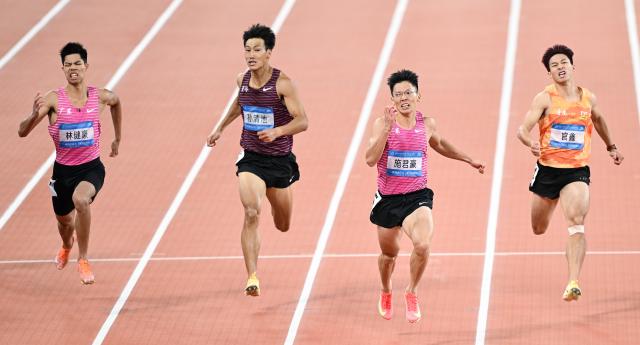 (251119) -- GUANGZHOU, Nov. 19, 2025 (Xinhua) -- Shi Junhao (2nd R) of Guangdong crosses the line during the men's 200m final of athletics at China's 15th National Games in Guangzhou, south China's Guangdong Province, Nov. 19, 2025. (Xinhua/Deng Hua)