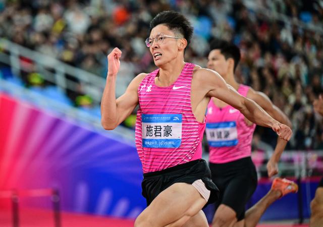 (251119) -- GUANGZHOU, Nov. 19, 2025 (Xinhua) -- Shi Junhao (L) of Guangdong competes during the men's 200m final of athletics at China's 15th National Games in Guangzhou, south China's Guangdong Province, Nov. 19, 2025. (Xinhua/Jiang Han)
