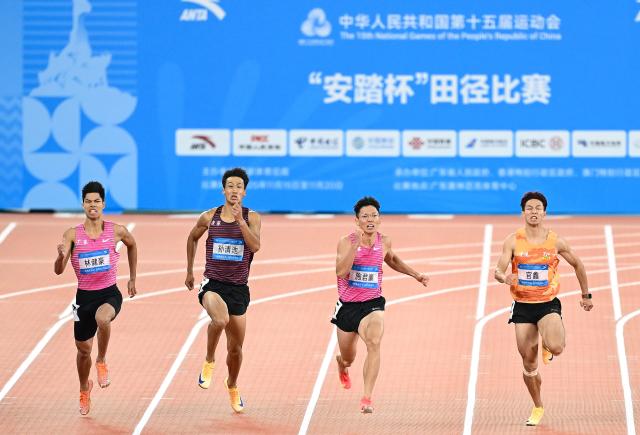 (251119) -- GUANGZHOU, Nov. 19, 2025 (Xinhua) -- Shi Junhao (2nd R) of Guangdong crosses the line during the men's 200m final of athletics at China's 15th National Games in Guangzhou, south China's Guangdong Province, Nov. 19, 2025. (Xinhua/Deng Hua)