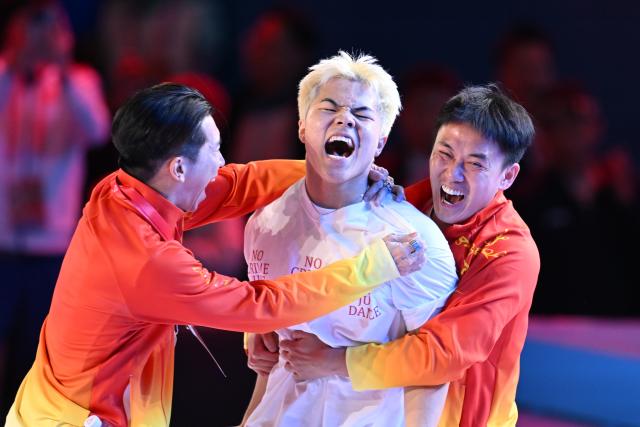 (251119) -- GUANGZHOU, Nov. 19, 2025 (Xinhua) -- Wang Ruimiao (C) of Hubei celebrates after winning the breaking B-Boys final battle at China's 15th National Games in Guangzhou, south China's Guangdong Province, Nov. 19, 2025. (Xinhua/Xiao Yijiu)