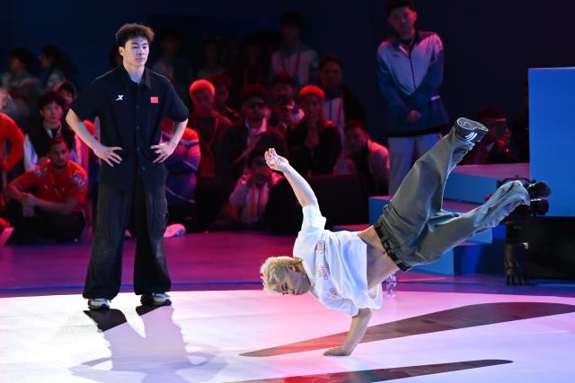 (251119) -- GUANGZHOU, Nov. 19, 2025 (Xinhua) -- Wang Ruimiao (R) of Hubei performs during the breaking B-Boys final battle at China's 15th National Games in Guangzhou, south China's Guangdong Province, Nov. 19, 2025. (Xinhua/Xiao Yijiu)
