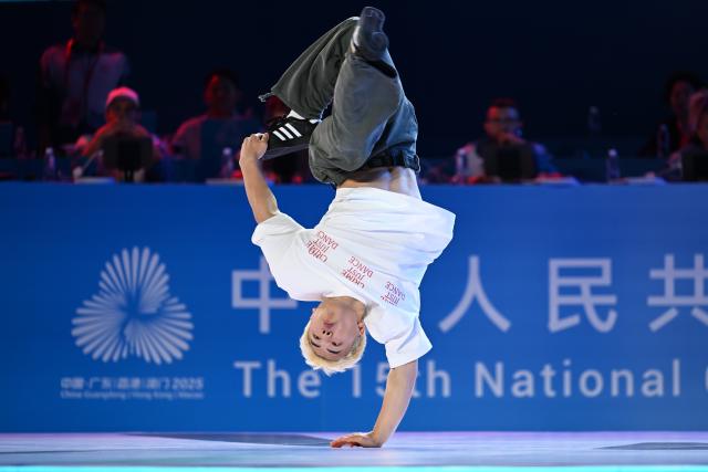 (251119) -- GUANGZHOU, Nov. 19, 2025 (Xinhua) -- Wang Ruimiao of Hubei performs the breaking B-Boys final battle at China's 15th National Games in Guangzhou, south China's Guangdong Province, Nov. 19, 2025. (Xinhua/Tang Yi)
