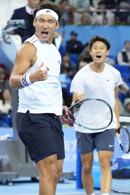 (251119) -- HENGQIN, Nov. 19, 2025 (Xinhua) -- Bu Yunchaokete (L)/Zheng Zhan react during the tennis men's doubles final between Tang Sheng/Sun Qian of Jiangsu and Bu Yunchaokete/Zheng Zhan of Zhejiang at China's 15th National Games in Hengqin, south China's Guangdong Province, Nov. 19, 2025. (Xinhua/Yan Linyun)