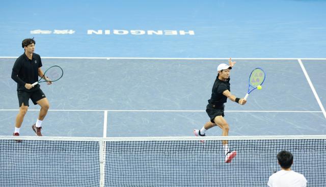 (251119) -- HENGQIN, Nov. 19, 2025 (Xinhua) -- Tang Sheng/Sun Qian (R) compete during the tennis men's doubles final between Tang Sheng/Sun Qian of Jiangsu and Bu Yunchaokete/Zheng Zhan of Zhejiang at China's 15th National Games in Hengqin, south China's Guangdong Province, Nov. 19, 2025. (Xinhua/Zhang Chenlin)