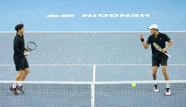(251119) -- HENGQIN, Nov. 19, 2025 (Xinhua) -- Tang Sheng/Sun Qian (R) react during the tennis men's doubles final between Tang Sheng/Sun Qian of Jiangsu and Bu Yunchaokete/Zheng Zhan of Zhejiang at China's 15th National Games in Hengqin, south China's Guangdong Province, Nov. 19, 2025. (Xinhua/Zhang Chenlin)