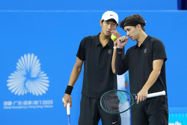 (251119) -- HENGQIN, Nov. 19, 2025 (Xinhua) -- Tang Sheng/Sun Qian (L) are seen during the tennis men's doubles final between Tang Sheng/Sun Qian of Jiangsu and Bu Yunchaokete/Zheng Zhan of Zhejiang at China's 15th National Games in Hengqin, south China's Guangdong Province, Nov. 19, 2025. (Xinhua/Yan Linyun)