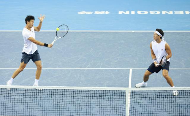 (251119) -- HENGQIN, Nov. 19, 2025 (Xinhua) -- Bu Yunchaokete/Zheng Zhan (L) compete during the tennis men's doubles final between Tang Sheng/Sun Qian of Jiangsu and Bu Yunchaokete/Zheng Zhan of Zhejiang at China's 15th National Games in Hengqin, south China's Guangdong Province, Nov. 19, 2025. (Xinhua/Zhang Chenlin)