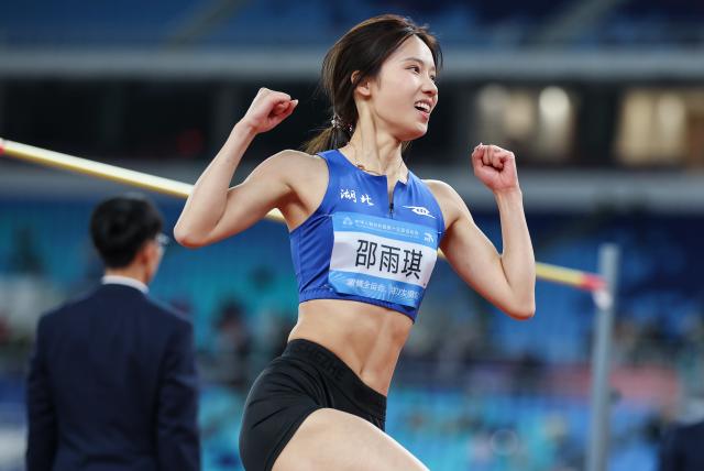 (251119) -- GUANGZHOU, Nov. 19, 2025 (Xinhua) -- Shao Yuqi of Hubei celebrates during the women's high jump final of athletics at China's 15th National Games in Guangzhou, south China's Guangdong Province, Nov. 19, 2025. (Xinhua/Jiang Han)