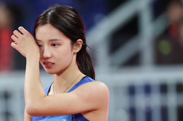 (251119) -- GUANGZHOU, Nov. 19, 2025 (Xinhua) -- Shao Yuqi of Hubei reacts during the women's high jump final of athletics at China's 15th National Games in Guangzhou, south China's Guangdong Province, Nov. 19, 2025. (Xinhua/Jiang Han)