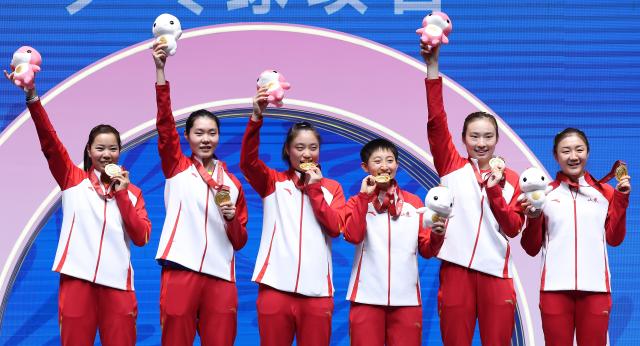 (251119) -- MACAO, Nov. 19, 2025 (Xinhua) -- Gold medalists team Shandong pose during the awarding ceremony for women's team of table tennis at China's 15th National Games in Macao, south China, Nov. 19, 2025. (Xinhua/Liang Xu)