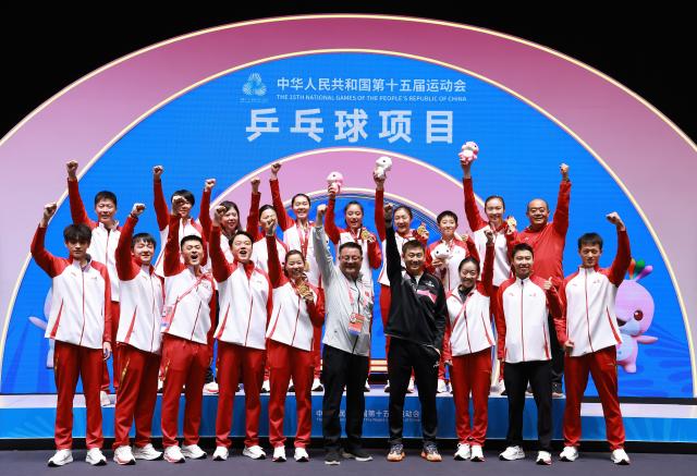 (251119) -- MACAO, Nov. 19, 2025 (Xinhua) -- Gold medalists team Shandong pose after the awarding ceremony for women's team of table tennis at China's 15th National Games in Macao, south China, Nov. 19, 2025. (Xinhua/Liang Xu)