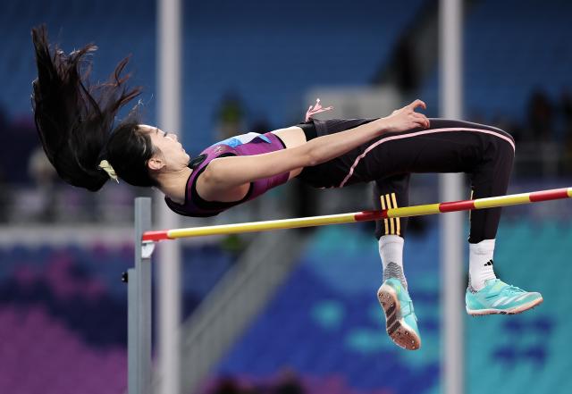 (251119) -- GUANGZHOU, Nov. 19, 2025 (Xinhua) -- Hu Linpeng of Hebei competes during the women's high jump final of athletics at China's 15th National Games in Guangzhou, south China's Guangdong Province, Nov. 19, 2025. (Xinhua/Jiang Han)